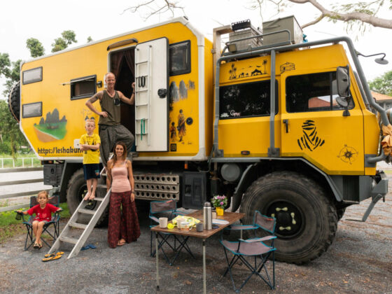 บุกบ้านติดล้อคุยกับครอบครัวนักผจญโลกกว้าง ในวันที่ขับ ยักษ์เหลือง แล่นจากสวิตเซอร์แลนด์มาจอดเมืองไทยชั่วคราว