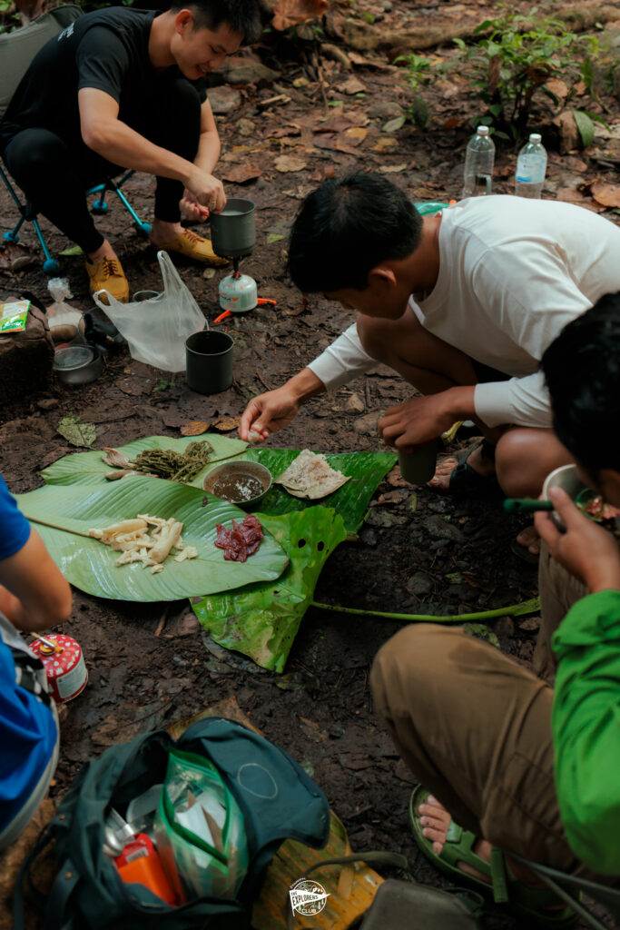สองกำลังหลักแห่งโรงเรียนนักเดินป่า ผู้ช่วยใหญ่กำลังหุงข้าวเย็น ส่วนครูกฤษณ์ กำลังเพลินกับข้าวหลาม น้ำปู๋ และบรรดาผักต้มแสนอร่อย