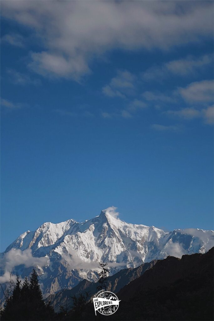 ด้านหลังของผมเป็น Ultar Sar Peak ที่มีความสูงระดับ 7,388 เมตร ด้านขวาของ Ladyfinger Peak อยู่แนวเขาเดียวกันเลย 