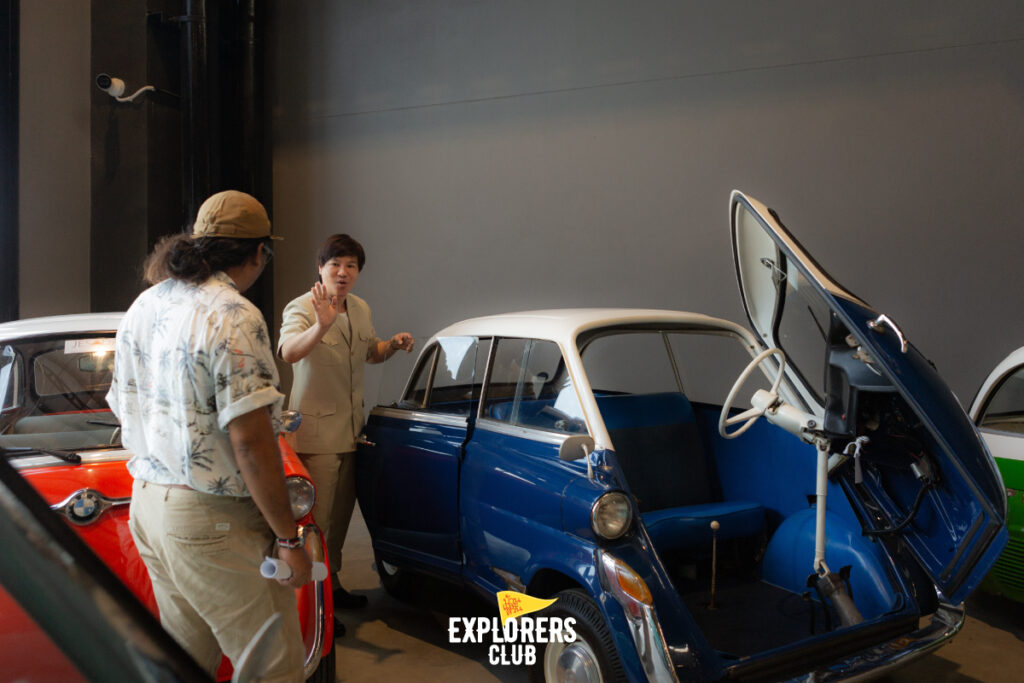 BMW Isetta 300 ปี 1955 ที่ได้แรงบันดาลใจมากจากตู้เย็น สังเกตได้จากลักษณะการเปิดของประตูด้านหน้า และหากเกิดอุบัติเหตุก็ไม่ต้องกังวลไป ยังมีประตูด้านหลังอีกบานเอาไว้ออกยามฉุกเฉิน