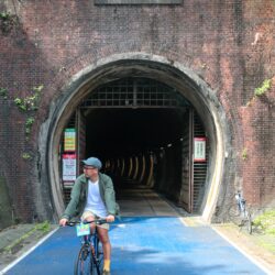 ผมจะพาไปลอด อุโมงค์เก่าเฉ่าหลิง (Old Caoling Tunnel) เส้นทางจักรยานยอดนิยมในไต้หวัน ปั่นไปรับรู้และสัมผัสกลิ่นอายของอดีตอุโมงค์รถไฟยาวกว่า 2 กิโลเมตร ผ่านวิวป่าเขาในนิวไทเป ไปชมความเวิ้งว้างของผืนทะเลจากชายฝั่งอี๋หลาน พร้อมเงี่ยหูฟังเสียงรถไฟที่ทะลุกำแพงมาจากอุโมงค์คู่ขนานอย่าง อุโมงค์เฉ่าหลิงใหม่ (New Caoling Tunnel)
