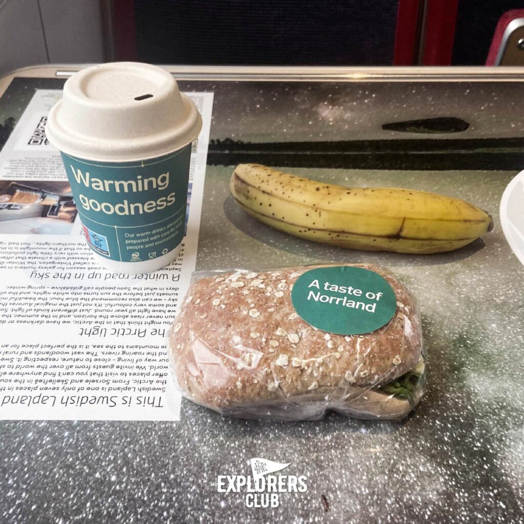 อาหารเช้าบนรถไฟ ส่วนกล้วยหอมแอบเอามาจากอาหารเช้าในโรงแรมเมื่อวันก่อน