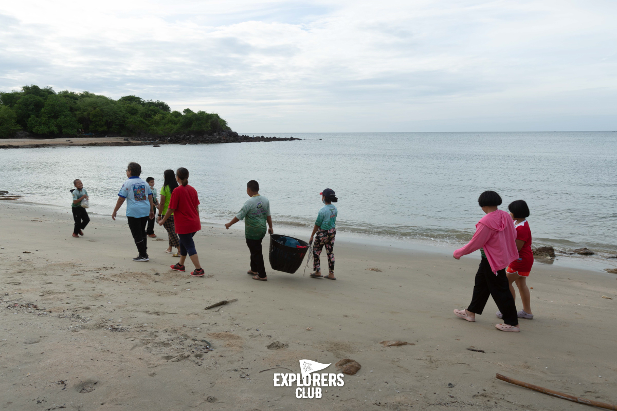 น้อง ๆ นักเรียน จากโรงเรียนอนุบาลทับสะแก มาช่วยเก็บขยะชายหาดแห่งนี้ เป็นประจำทุกสัปดาห์
