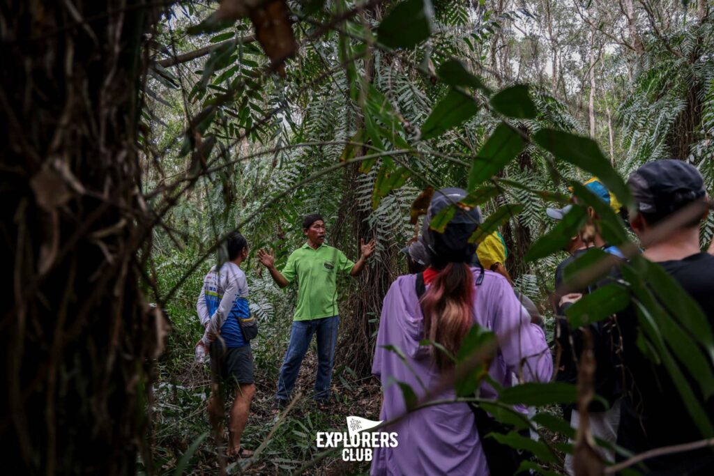 พี่วิทูรย์ บัวโรย แนวหน้าผู้พิทักษ์ผืนป่า อธิบายความสำคัญของพื้นที่ที่มีความหลากหลายทางชีวภาพแห่งนี้   “ป่าพรุแม่รำพึง” พื้นที่ชุ่มน้ำสำคัญอีกแหล่งของไทย และควรค่าแก่การอนุรักษ์ไว้ตลอดกาล อ่านเนื้อหาทั้งหมดได้ที่ https://explorersclub.baanlaesuan.com/trip/mae-ram-phueng-wetland