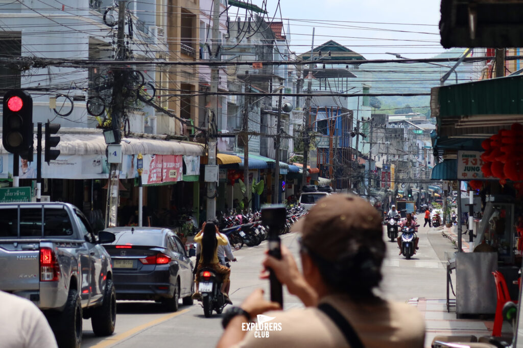 เบตง เมืองเล็กๆ ที่ซ่อนตัวอยู่ทางใต้สุดของจังหวัดยะลา อาจไม่ใช่จุดหมายปลายทางยอดนิยมสำหรับนักท่องเที่ยว แต่สำหรับผู้ที่ได้มาเยือนแล้วจะรู้ว่าเบตงมีเสน่ห์มากกว่าที่คุณคิด