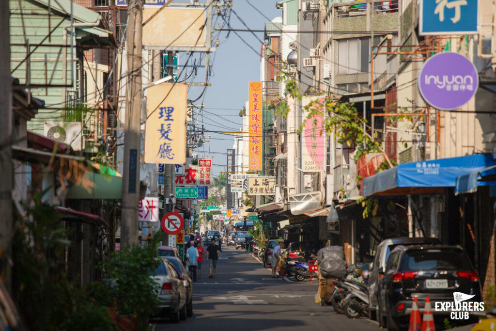 เจียอี้ (Chiayi City) ไต้หวัน Taiwan เมืองเล็ก น่ารัก น่าปั่นจักรยานเที่ยว ถนนสายหลักของเมืองออกแบบ เลนมาสำหรับจักรยาน โดยเฉพาะ เหมาะอย่างยิ่งถ้าคุณชอบถ่ายรูปสถาปัตยกรรม ชอบเข้าพิพิธภัณฑ์ หรือชอบแวะครีเอทีฟสเปซเจ๋ง ๆ