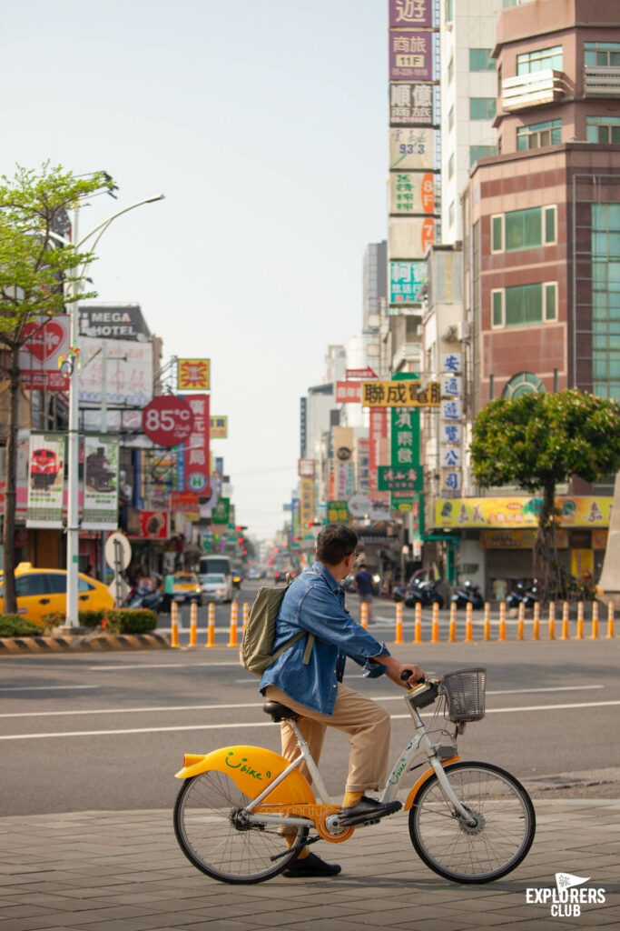 เจียอี้ (Chiayi City) ไต้หวัน Taiwan เมืองเล็ก น่ารัก น่าปั่นจักรยานเที่ยว ถนนสายหลักของเมืองออกแบบ เลนมาสำหรับจักรยาน โดยเฉพาะ เหมาะอย่างยิ่งถ้าคุณชอบถ่ายรูปสถาปัตยกรรม ชอบเข้าพิพิธภัณฑ์ หรือชอบแวะครีเอทีฟสเปซเจ๋ง ๆ