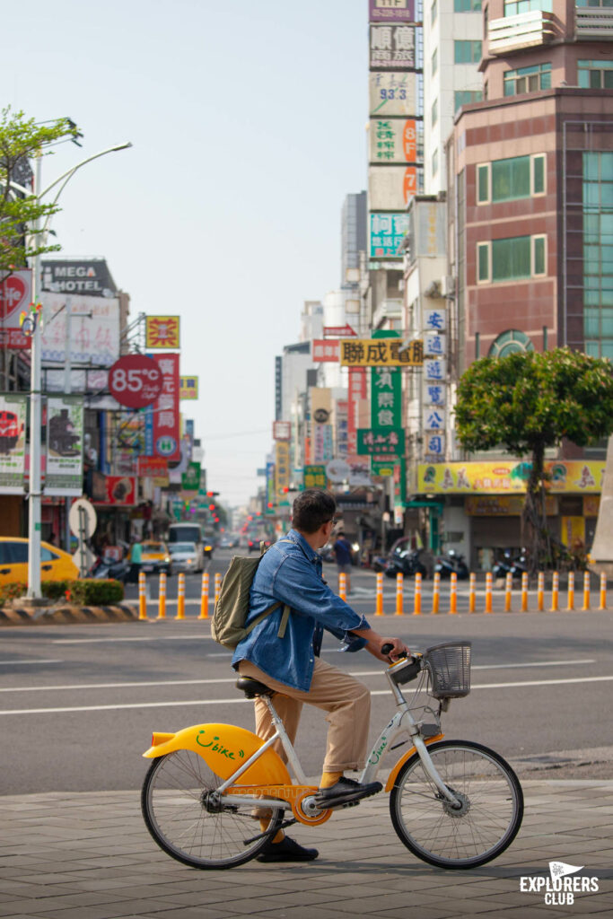 เจี้ยอี้ Chiayi County เทศมณฑลทางตะวันตกเฉียงใต้ที่ใหญ่เป็นอันดับ 6 ของ ไต้หวัน เป็นส่วนหนึ่งในแคมเปญ “Walk and Bike to the Unseen of Taiwan - ปั่นได้ฟีล ท่องวิวใหม่ที่ไต้หวัน” ที่ บ้านและสวน Explorers Club และ National Geographic Thailand จับมือกับ การท่องเที่ยวไต้หวัน ด้วยความตั้งใจจะลองไปรู้จักไต้หวันให้ไกลกว่าไทเป กับ 4 เส้นทางใน 5 เมืองรอบเกาะไต้หวัน ซึ่งเราคัดสรรและอยากชวนคุณไปค้นหาไต้หวันในมุมใหม่ในแบบฉบับของเรา เราตั้งเป้าพาคุณไปท่องวิวใหม่ที่ไต้หวัน จึงอยากพาคุณไปรู้จักเมืองนี้ให้มากกว่ามีอาลีซาน อุทยานแห่งชาติอาลีซาน (Alishan National Forest Recreation Area)