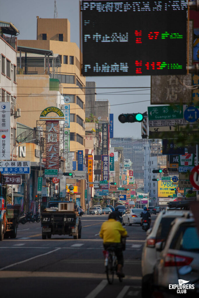 เจี้ยอี้ Chiayi County เทศมณฑลทางตะวันตกเฉียงใต้ที่ใหญ่เป็นอันดับ 6 ของ ไต้หวัน เป็นส่วนหนึ่งในแคมเปญ “Walk and Bike to the Unseen of Taiwan - ปั่นได้ฟีล ท่องวิวใหม่ที่ไต้หวัน” ที่ บ้านและสวน Explorers Club และ National Geographic Thailand จับมือกับ การท่องเที่ยวไต้หวัน ด้วยความตั้งใจจะลองไปรู้จักไต้หวันให้ไกลกว่าไทเป กับ 4 เส้นทางใน 5 เมืองรอบเกาะไต้หวัน ซึ่งเราคัดสรรและอยากชวนคุณไปค้นหาไต้หวันในมุมใหม่ในแบบฉบับของเรา เราตั้งเป้าพาคุณไปท่องวิวใหม่ที่ไต้หวัน จึงอยากพาคุณไปรู้จักเมืองนี้ให้มากกว่ามีอาลีซาน อุทยานแห่งชาติอาลีซาน (Alishan National Forest Recreation Area)