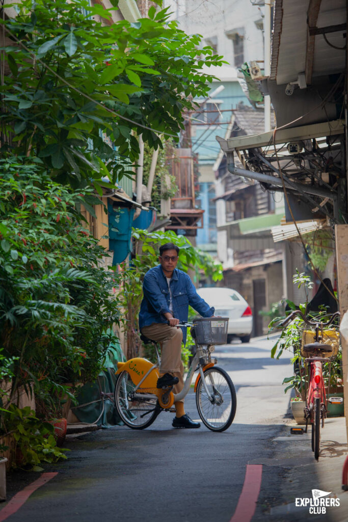 เจี้ยอี้ Chiayi County เทศมณฑลทางตะวันตกเฉียงใต้ที่ใหญ่เป็นอันดับ 6 ของ ไต้หวัน เป็นส่วนหนึ่งในแคมเปญ “Walk and Bike to the Unseen of Taiwan - ปั่นได้ฟีล ท่องวิวใหม่ที่ไต้หวัน” ที่ บ้านและสวน Explorers Club และ National Geographic Thailand จับมือกับ การท่องเที่ยวไต้หวัน ด้วยความตั้งใจจะลองไปรู้จักไต้หวันให้ไกลกว่าไทเป กับ 4 เส้นทางใน 5 เมืองรอบเกาะไต้หวัน ซึ่งเราคัดสรรและอยากชวนคุณไปค้นหาไต้หวันในมุมใหม่ในแบบฉบับของเรา เราตั้งเป้าพาคุณไปท่องวิวใหม่ที่ไต้หวัน จึงอยากพาคุณไปรู้จักเมืองนี้ให้มากกว่ามีอาลีซาน อุทยานแห่งชาติอาลีซาน (Alishan National Forest Recreation Area)