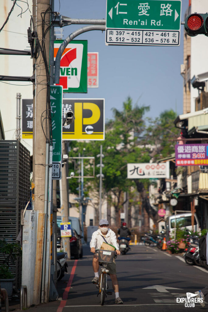 เจี้ยอี้ Chiayi County เทศมณฑลทางตะวันตกเฉียงใต้ที่ใหญ่เป็นอันดับ 6 ของ ไต้หวัน เป็นส่วนหนึ่งในแคมเปญ “Walk and Bike to the Unseen of Taiwan - ปั่นได้ฟีล ท่องวิวใหม่ที่ไต้หวัน” ที่ บ้านและสวน Explorers Club และ National Geographic Thailand จับมือกับ การท่องเที่ยวไต้หวัน ด้วยความตั้งใจจะลองไปรู้จักไต้หวันให้ไกลกว่าไทเป กับ 4 เส้นทางใน 5 เมืองรอบเกาะไต้หวัน ซึ่งเราคัดสรรและอยากชวนคุณไปค้นหาไต้หวันในมุมใหม่ในแบบฉบับของเรา เราตั้งเป้าพาคุณไปท่องวิวใหม่ที่ไต้หวัน จึงอยากพาคุณไปรู้จักเมืองนี้ให้มากกว่ามีอาลีซาน อุทยานแห่งชาติอาลีซาน (Alishan National Forest Recreation Area)