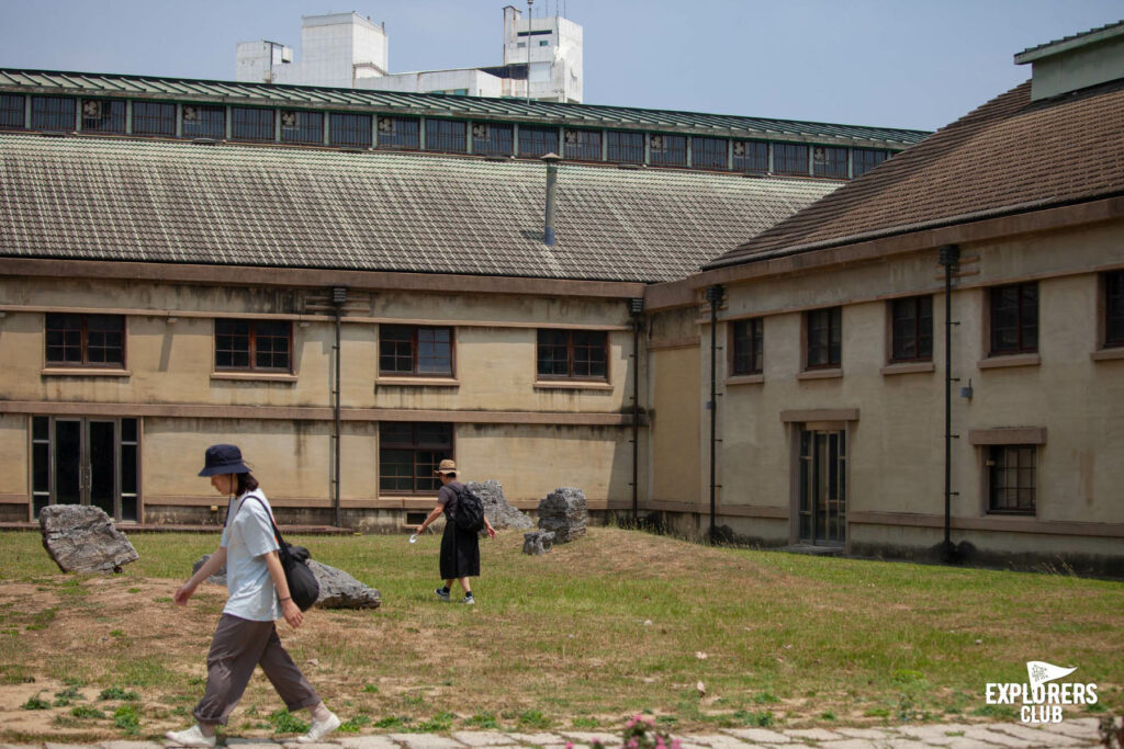 เจี้ยอี้ Chiayi County เทศมณฑลทางตะวันตกเฉียงใต้ที่ใหญ่เป็นอันดับ 6 ของ ไต้หวัน เป็นส่วนหนึ่งในแคมเปญ “Walk and Bike to the Unseen of Taiwan - ปั่นได้ฟีล ท่องวิวใหม่ที่ไต้หวัน” ที่ บ้านและสวน Explorers Club และ National Geographic Thailand จับมือกับ การท่องเที่ยวไต้หวัน ด้วยความตั้งใจจะลองไปรู้จักไต้หวันให้ไกลกว่าไทเป กับ 4 เส้นทางใน 5 เมืองรอบเกาะไต้หวัน ซึ่งเราคัดสรรและอยากชวนคุณไปค้นหาไต้หวันในมุมใหม่ในแบบฉบับของเรา เราตั้งเป้าพาคุณไปท่องวิวใหม่ที่ไต้หวัน จึงอยากพาคุณไปรู้จักเมืองนี้ให้มากกว่ามีอาลีซาน อุทยานแห่งชาติอาลีซาน (Alishan National Forest Recreation Area)