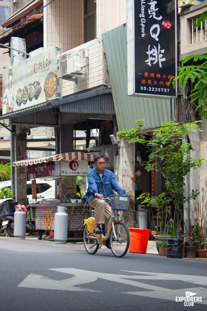 เจี้ยอี้ Chiayi County เทศมณฑลทางตะวันตกเฉียงใต้ที่ใหญ่เป็นอันดับ 6 ของ ไต้หวัน เป็นส่วนหนึ่งในแคมเปญ “Walk and Bike to the Unseen of Taiwan - ปั่นได้ฟีล ท่องวิวใหม่ที่ไต้หวัน” ที่ บ้านและสวน Explorers Club และ National Geographic Thailand จับมือกับ การท่องเที่ยวไต้หวัน ด้วยความตั้งใจจะลองไปรู้จักไต้หวันให้ไกลกว่าไทเป กับ 4 เส้นทางใน 5 เมืองรอบเกาะไต้หวัน ซึ่งเราคัดสรรและอยากชวนคุณไปค้นหาไต้หวันในมุมใหม่ในแบบฉบับของเรา เราตั้งเป้าพาคุณไปท่องวิวใหม่ที่ไต้หวัน จึงอยากพาคุณไปรู้จักเมืองนี้ให้มากกว่ามีอาลีซาน อุทยานแห่งชาติอาลีซาน (Alishan National Forest Recreation Area)