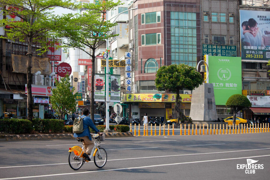 เจี้ยอี้ Chiayi County เทศมณฑลทางตะวันตกเฉียงใต้ที่ใหญ่เป็นอันดับ 6 ของ ไต้หวัน เป็นส่วนหนึ่งในแคมเปญ “Walk and Bike to the Unseen of Taiwan - ปั่นได้ฟีล ท่องวิวใหม่ที่ไต้หวัน” ที่ บ้านและสวน Explorers Club และ National Geographic Thailand จับมือกับ การท่องเที่ยวไต้หวัน ด้วยความตั้งใจจะลองไปรู้จักไต้หวันให้ไกลกว่าไทเป กับ 4 เส้นทางใน 5 เมืองรอบเกาะไต้หวัน ซึ่งเราคัดสรรและอยากชวนคุณไปค้นหาไต้หวันในมุมใหม่ในแบบฉบับของเรา เราตั้งเป้าพาคุณไปท่องวิวใหม่ที่ไต้หวัน จึงอยากพาคุณไปรู้จักเมืองนี้ให้มากกว่ามีอาลีซาน อุทยานแห่งชาติอาลีซาน (Alishan National Forest Recreation Area)