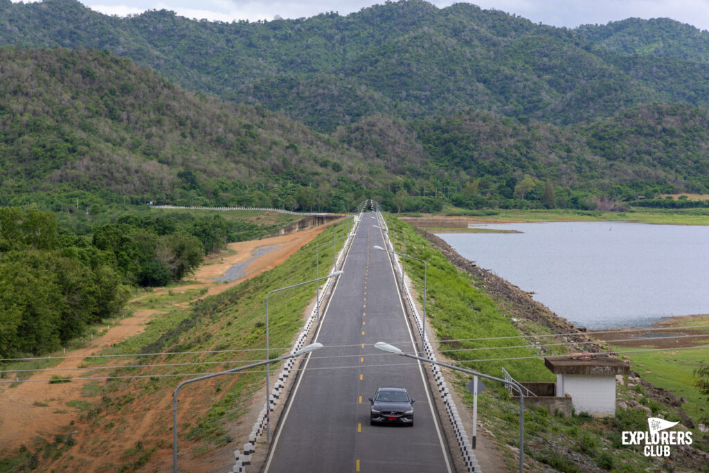 Tolani Resort Kuiburi เป็นรีสอร์ทเก่ากว่าสิบปี ที่ออกแบบมาสำหรับทุกคนที่ชอบความเป็นส่วนตัวและความเงียบสงบเหมือนพักผ่อนอยู่ในบ้านของตัวเอง ตัวอาคารทรงกล่องสไตล์โมเดิร์น ชั้นเดียว และสองชั้นตามแต่จะเลือก มีห้องพักถึง 23 ห้องกับ 7 รูปแบบ ภายนอกประดับประดาด้วยหินแกรนิตดูแล้วขรึมขลัง