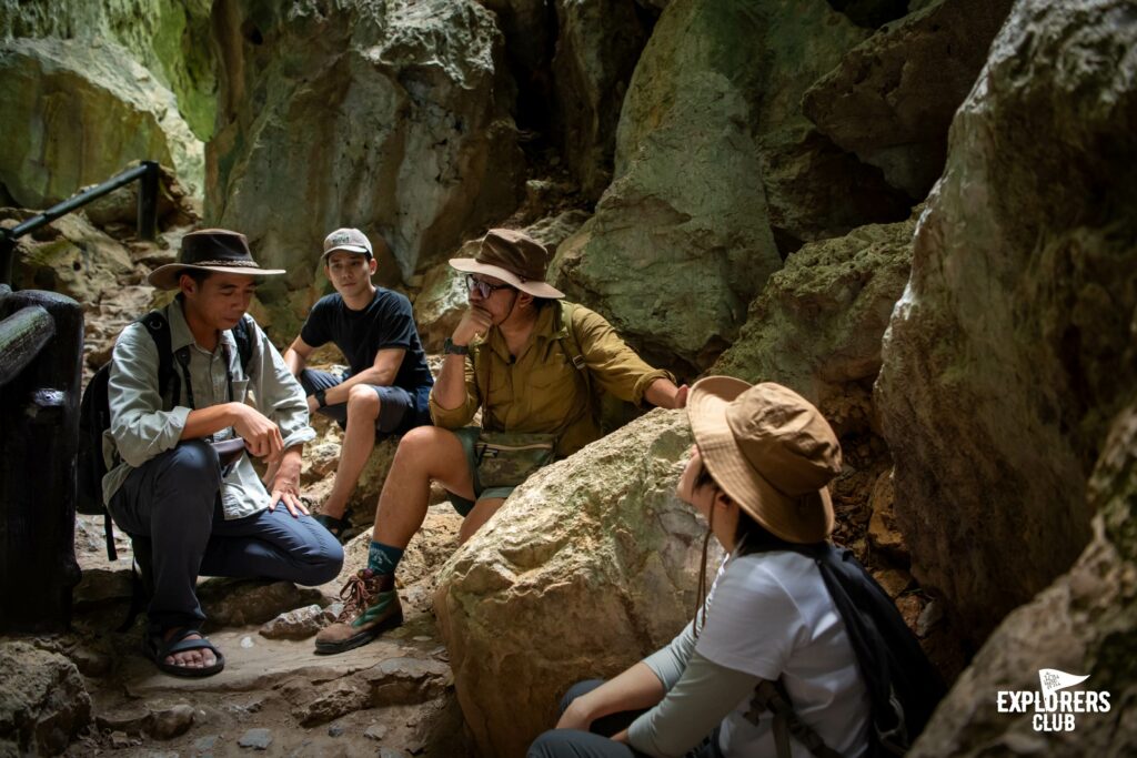 บ้านและสวน Explorers Club และ National Geographic ฉบับภาษาไทย ชวนกันลงพื้นที่ไปสำรวจความหลากหลายทางชีวภาพ ใน อุทยานแห่งชาติเขาสามร้อยยอด จังหวัดประจวบคีรีขันธ์ เพื่อทำการผลิตสารคดีท่องเที่ยวเชิงอนุรักษ์ พร้อมตามติดภารกิจสำคัญของ สำนักงานนโยบายและแผนทรัพยากรธรรมชาติและสิ่งแวดล้อม (สผ.) ผ่านการพบปะกับกลุ่มคนที่อยู่เบื้องหลังตัวจริง ในการทำงานอนุรักษ์ความหลากหลายทางชีวภาพ บนรอยต่อของเขตอุทยานแห่งชาติ และพื้นที่พักอาศัยของชุมชนโดยรอบในอำเภอสามร้อยยอด ที่ต่างอยู่อย่างพึ่งพาอาศัยซึ่งกันและกัน เป็นเวลา 2 วัน 1 คืน เมื่อวันที่ 26-27 สิงหาคมที่ผ่านมา