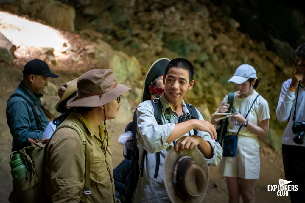 บ้านและสวน Explorers Club และ National Geographic ฉบับภาษาไทย ชวนกันลงพื้นที่ไปสำรวจความหลากหลายทางชีวภาพ ใน อุทยานแห่งชาติเขาสามร้อยยอด จังหวัดประจวบคีรีขันธ์ เพื่อทำการผลิตสารคดีท่องเที่ยวเชิงอนุรักษ์ พร้อมตามติดภารกิจสำคัญของ สำนักงานนโยบายและแผนทรัพยากรธรรมชาติและสิ่งแวดล้อม (สผ.) ผ่านการพบปะกับกลุ่มคนที่อยู่เบื้องหลังตัวจริง ในการทำงานอนุรักษ์ความหลากหลายทางชีวภาพ บนรอยต่อของเขตอุทยานแห่งชาติ และพื้นที่พักอาศัยของชุมชนโดยรอบในอำเภอสามร้อยยอด ที่ต่างอยู่อย่างพึ่งพาอาศัยซึ่งกันและกัน เป็นเวลา 2 วัน 1 คืน เมื่อวันที่ 26-27 สิงหาคมที่ผ่านมา