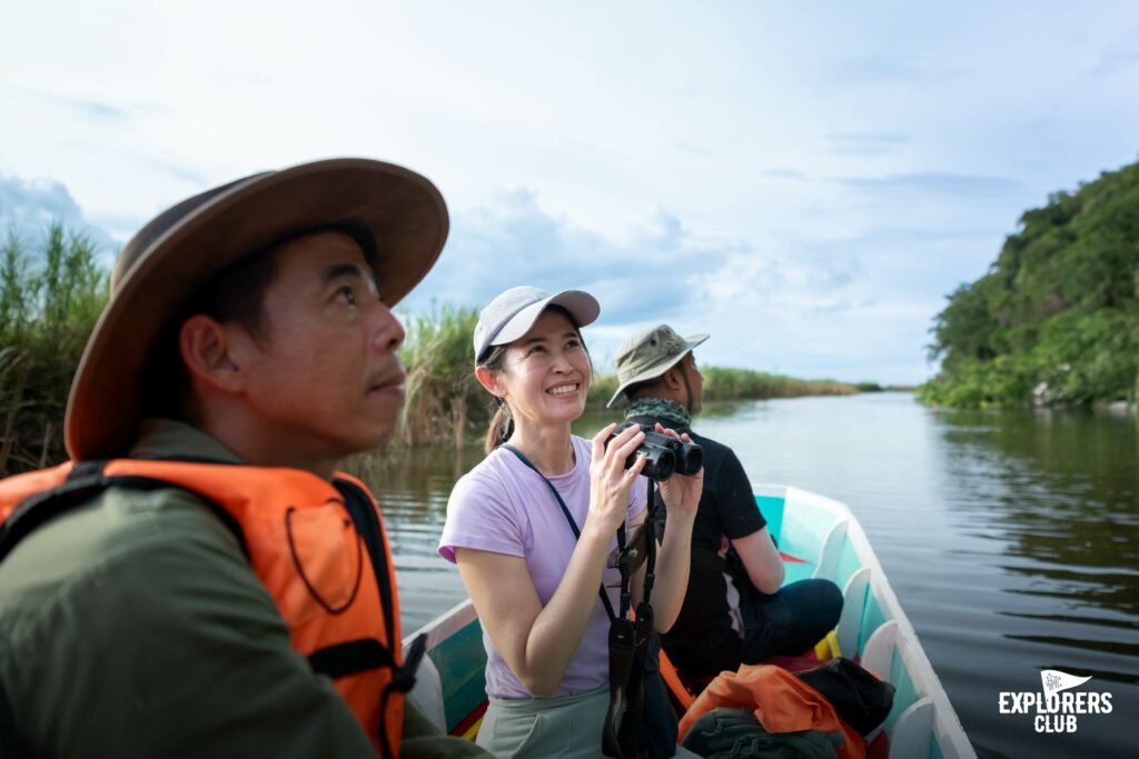 บ้านและสวน Explorers Club และ National Geographic ฉบับภาษาไทย ชวนกันลงพื้นที่ไปสำรวจความหลากหลายทางชีวภาพ ใน อุทยานแห่งชาติเขาสามร้อยยอด จังหวัดประจวบคีรีขันธ์ เพื่อทำการผลิตสารคดีท่องเที่ยวเชิงอนุรักษ์ พร้อมตามติดภารกิจสำคัญของ สำนักงานนโยบายและแผนทรัพยากรธรรมชาติและสิ่งแวดล้อม (สผ.) ผ่านการพบปะกับกลุ่มคนที่อยู่เบื้องหลังตัวจริง ในการทำงานอนุรักษ์ความหลากหลายทางชีวภาพ บนรอยต่อของเขตอุทยานแห่งชาติ และพื้นที่พักอาศัยของชุมชนโดยรอบในอำเภอสามร้อยยอด ที่ต่างอยู่อย่างพึ่งพาอาศัยซึ่งกันและกัน เป็นเวลา 2 วัน 1 คืน เมื่อวันที่ 26-27 สิงหาคมที่ผ่านมา