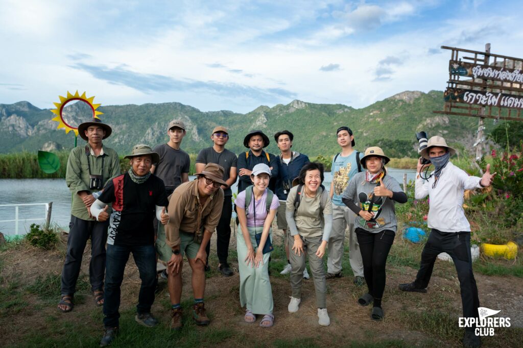 บ้านและสวน Explorers Club และ National Geographic ฉบับภาษาไทย ชวนกันลงพื้นที่ไปสำรวจความหลากหลายทางชีวภาพ ใน อุทยานแห่งชาติเขาสามร้อยยอด จังหวัดประจวบคีรีขันธ์ เพื่อทำการผลิตสารคดีท่องเที่ยวเชิงอนุรักษ์ พร้อมตามติดภารกิจสำคัญของ สำนักงานนโยบายและแผนทรัพยากรธรรมชาติและสิ่งแวดล้อม (สผ.) ผ่านการพบปะกับกลุ่มคนที่อยู่เบื้องหลังตัวจริง ในการทำงานอนุรักษ์ความหลากหลายทางชีวภาพ บนรอยต่อของเขตอุทยานแห่งชาติ และพื้นที่พักอาศัยของชุมชนโดยรอบในอำเภอสามร้อยยอด ที่ต่างอยู่อย่างพึ่งพาอาศัยซึ่งกันและกัน เป็นเวลา 2 วัน 1 คืน เมื่อวันที่ 26-27 สิงหาคมที่ผ่านมา