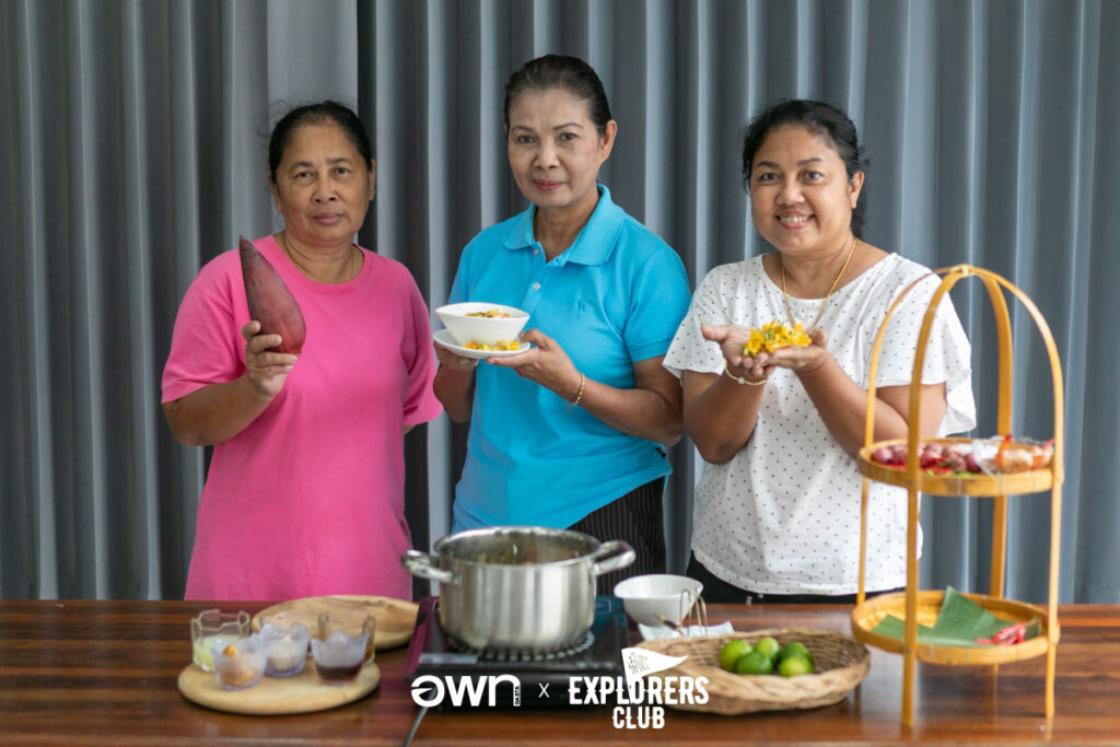 จากซ้ายไปขวา พี่อ้อง พี่หญิง พี่ต่าย สามแม่ครัวแห่งชมรมส่งเสริมการท่องเที่ยวโดยชุมชนตำบลบางกระสอบ