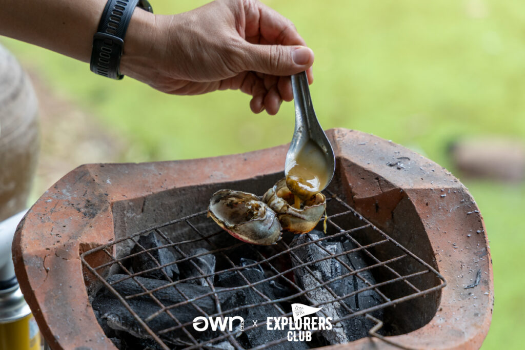 เลย กิจกรรมจับปูนายามค่ำ เพื่อเอามาทำข้าวผัดปูในมื้อเช้า จับได้เยอะ ก็กินได้เยอะ จับได้น้อย ก็ไปขอเพื่อนกินเอานะ