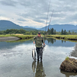 Pacific Northwest เป็นแหล่ง wild salmon ชั้นดี ซึ่งเมื่อเป็นปลาที่อยู่ตามธรรมชาติ ทั้งรสชาติ คุณภาพ คุณค่าทางอาหาร ย่อมดีกว่าปลาที่เลี้ยงในฟาร์ม แถมปราศจากการใช้ยาปฏิชีวนะและไม่ก่อให้เกิดมลภาวะในแหล่งน้ำด้วย ราคาตามท้องตลาดถึงได้สูงลิบลิ่ว เพราะเป็นที่ต้องการของเชฟตามร้านอาหารชั้นนำ นี่คือเรื่องราวส่วนหนึ่งในช่วงต้นของบทความที่เขียนโดย สวม-สุวิมล สงวนสัตย์ ในระหว่างการกลับไป Seattle ครั้งแรกในรอบ 20 ปี ซึ่งเธอมีภารกิจสำคัญ คือการไปตกปลาแซลมอนกับอังเคิลวัย 84 ปีอีกสักครั้งที่ปากแม่น้ำ Big Quilcene River หนึ่งในจุดตกปลาแซลม่อนที่ดีที่สุดบนคาบสมุทรโอลิมปิกในวอชิงตัน สหรัฐอมริกา ที่จำกัดโควต้าให้ตกปลาแซลม่อนได้ไม่เกิน 4 ตัวต่อคน ต่อวัน ในฤดูผสมพันธุ์ ซึ่งแซลมอนจะว่ายทวนน้ำกลับเข้ามายังลำธารหรือแม่น้ำที่พวกมันเกิดเสมอเพื่อวางไข่