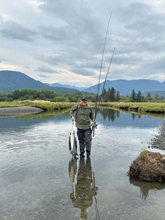 Pacific Northwest เป็นแหล่ง wild salmon ชั้นดี ซึ่งเมื่อเป็นปลาที่อยู่ตามธรรมชาติ ทั้งรสชาติ คุณภาพ คุณค่าทางอาหาร ย่อมดีกว่าปลาที่เลี้ยงในฟาร์ม แถมปราศจากการใช้ยาปฏิชีวนะและไม่ก่อให้เกิดมลภาวะในแหล่งน้ำด้วย ราคาตามท้องตลาดถึงได้สูงลิบลิ่ว เพราะเป็นที่ต้องการของเชฟตามร้านอาหารชั้นนำ นี่คือเรื่องราวส่วนหนึ่งในช่วงต้นของบทความที่เขียนโดย สวม-สุวิมล สงวนสัตย์ ในระหว่างการกลับไป Seattle ครั้งแรกในรอบ 20 ปี ซึ่งเธอมีภารกิจสำคัญ คือการไปตกปลาแซลมอนกับอังเคิลวัย 84 ปีอีกสักครั้งที่ปากแม่น้ำ Big Quilcene River หนึ่งในจุดตกปลาแซลม่อนที่ดีที่สุดบนคาบสมุทรโอลิมปิกในวอชิงตัน สหรัฐอมริกา ที่จำกัดโควต้าให้ตกปลาแซลม่อนได้ไม่เกิน 4 ตัวต่อคน ต่อวัน ในฤดูผสมพันธุ์ ซึ่งแซลมอนจะว่ายทวนน้ำกลับเข้ามายังลำธารหรือแม่น้ำที่พวกมันเกิดเสมอเพื่อวางไข่