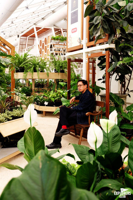 SAMA Garden (สมาการ์เด้น) พื้นที่สีเขียวในร่มอาคารของ BITEC BURI (ไบเทคบุรี) ที่ออกแบบให้เป็นมุมหลบลี้ของผู้ที่โหยหาธรรมชาติกลางเมืองใหญ่ เหมาะกับผู้ที่ขับรถผ่านย่านบางนาแล้วอยากหาที่จอดคุยกับความสงบซึ่งไม่อาจพบได้บนท้องถนน หรือผู้ที่อยากหนีเจ้านายมานั่งปรับทุกข์กับเพื่อนร่วมงานจิบกาแฟพักผ่อนสมองสัก 2-3 ชั่วโมง แล้วกลับไปลุยงานใหม่ ไม่ว่าจะเหตุผลไหน ที่นี่ก็เหมาะ