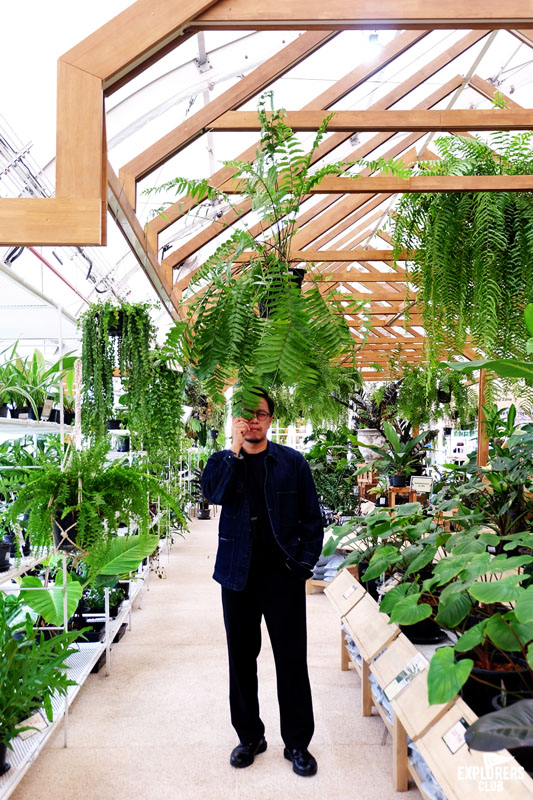 SAMA Garden (สมาการ์เด้น) พื้นที่สีเขียวในร่มอาคารของ BITEC BURI (ไบเทคบุรี) ที่ออกแบบให้เป็นมุมหลบลี้ของผู้ที่โหยหาธรรมชาติกลางเมืองใหญ่ เหมาะกับผู้ที่ขับรถผ่านย่านบางนาแล้วอยากหาที่จอดคุยกับความสงบซึ่งไม่อาจพบได้บนท้องถนน หรือผู้ที่อยากหนีเจ้านายมานั่งปรับทุกข์กับเพื่อนร่วมงานจิบกาแฟพักผ่อนสมองสัก 2-3 ชั่วโมง แล้วกลับไปลุยงานใหม่ ไม่ว่าจะเหตุผลไหน ที่นี่ก็เหมาะ