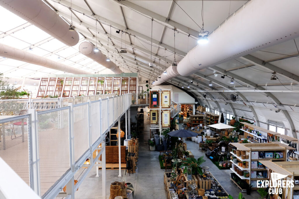 SAMA Garden (สมาการ์เด้น) พื้นที่สีเขียวในร่มอาคารของ BITEC BURI (ไบเทคบุรี) ที่ออกแบบให้เป็นมุมหลบลี้ของผู้ที่โหยหาธรรมชาติกลางเมืองใหญ่ เหมาะกับผู้ที่ขับรถผ่านย่านบางนาแล้วอยากหาที่จอดคุยกับความสงบซึ่งไม่อาจพบได้บนท้องถนน หรือผู้ที่อยากหนีเจ้านายมานั่งปรับทุกข์กับเพื่อนร่วมงานจิบกาแฟพักผ่อนสมองสัก 2-3 ชั่วโมง แล้วกลับไปลุยงานใหม่ ไม่ว่าจะเหตุผลไหน ที่นี่ก็เหมาะ