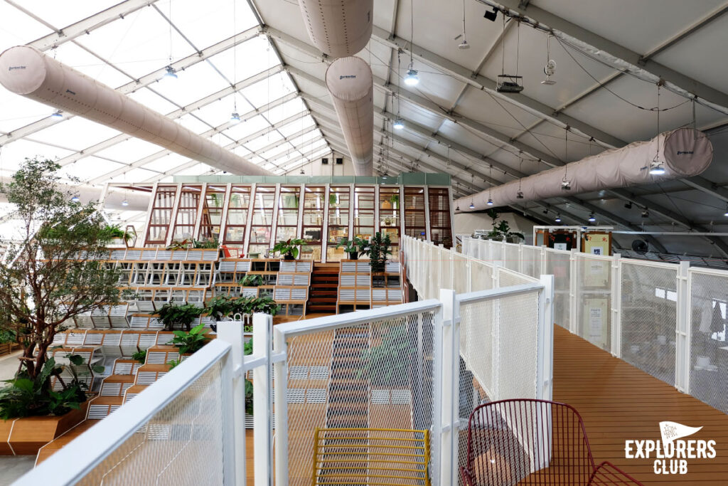 SAMA Garden (สมาการ์เด้น) พื้นที่สีเขียวในร่มอาคารของ BITEC BURI (ไบเทคบุรี) ที่ออกแบบให้เป็นมุมหลบลี้ของผู้ที่โหยหาธรรมชาติกลางเมืองใหญ่ เหมาะกับผู้ที่ขับรถผ่านย่านบางนาแล้วอยากหาที่จอดคุยกับความสงบซึ่งไม่อาจพบได้บนท้องถนน หรือผู้ที่อยากหนีเจ้านายมานั่งปรับทุกข์กับเพื่อนร่วมงานจิบกาแฟพักผ่อนสมองสัก 2-3 ชั่วโมง แล้วกลับไปลุยงานใหม่ ไม่ว่าจะเหตุผลไหน ที่นี่ก็เหมาะ