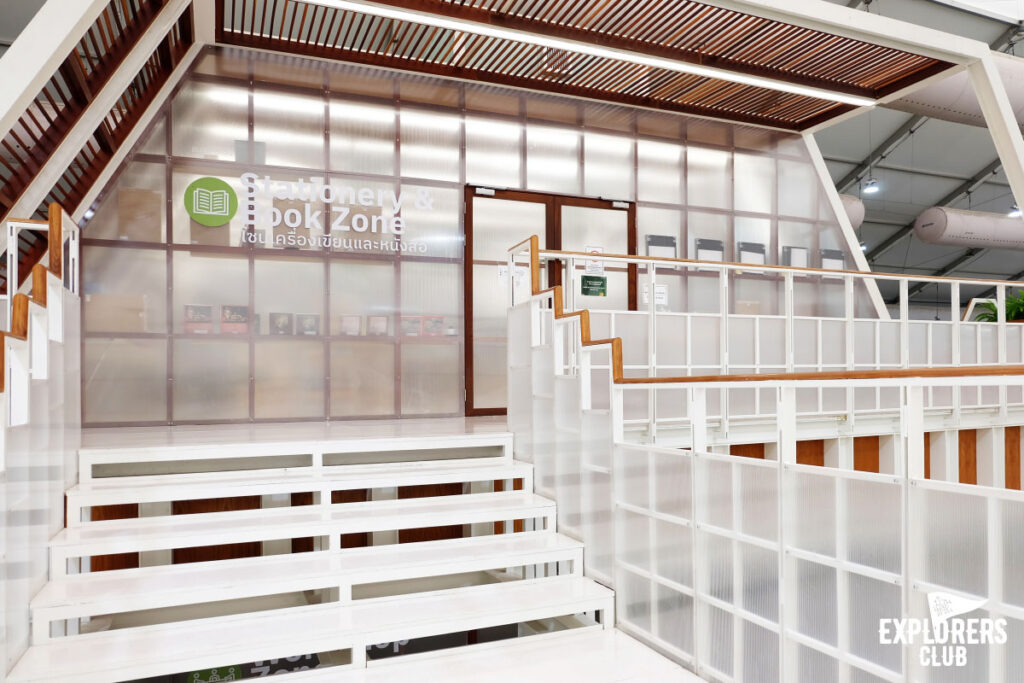 SAMA Garden (สมาการ์เด้น) พื้นที่สีเขียวในร่มอาคารของ BITEC BURI (ไบเทคบุรี) ที่ออกแบบให้เป็นมุมหลบลี้ของผู้ที่โหยหาธรรมชาติกลางเมืองใหญ่ เหมาะกับผู้ที่ขับรถผ่านย่านบางนาแล้วอยากหาที่จอดคุยกับความสงบซึ่งไม่อาจพบได้บนท้องถนน หรือผู้ที่อยากหนีเจ้านายมานั่งปรับทุกข์กับเพื่อนร่วมงานจิบกาแฟพักผ่อนสมองสัก 2-3 ชั่วโมง แล้วกลับไปลุยงานใหม่ ไม่ว่าจะเหตุผลไหน ที่นี่ก็เหมาะ