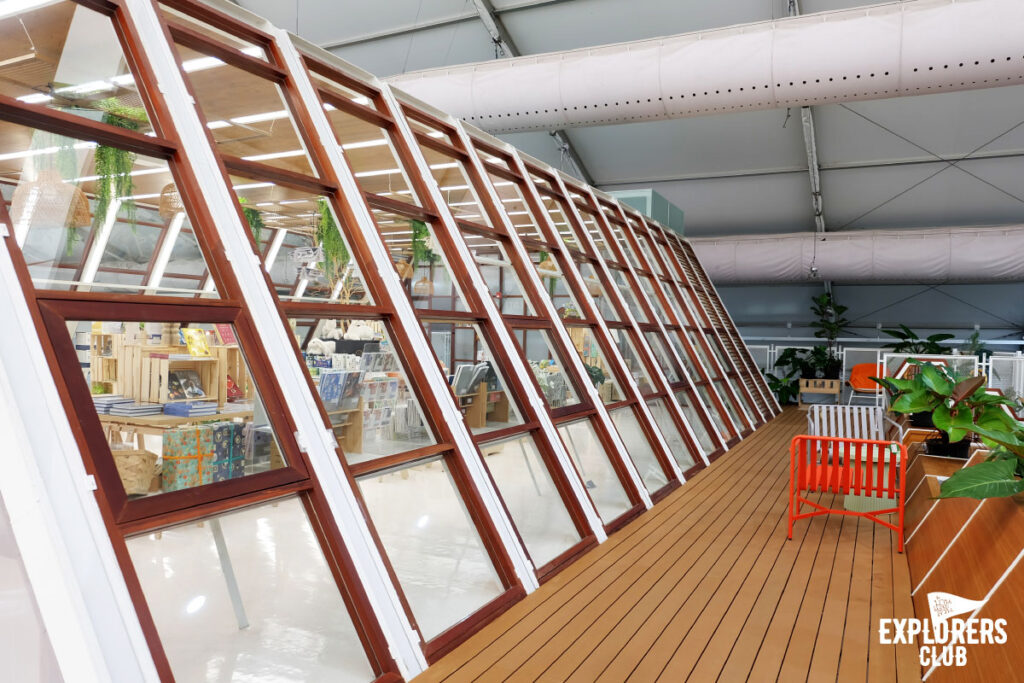 SAMA Garden (สมาการ์เด้น) พื้นที่สีเขียวในร่มอาคารของ BITEC BURI (ไบเทคบุรี) ที่ออกแบบให้เป็นมุมหลบลี้ของผู้ที่โหยหาธรรมชาติกลางเมืองใหญ่ เหมาะกับผู้ที่ขับรถผ่านย่านบางนาแล้วอยากหาที่จอดคุยกับความสงบซึ่งไม่อาจพบได้บนท้องถนน หรือผู้ที่อยากหนีเจ้านายมานั่งปรับทุกข์กับเพื่อนร่วมงานจิบกาแฟพักผ่อนสมองสัก 2-3 ชั่วโมง แล้วกลับไปลุยงานใหม่ ไม่ว่าจะเหตุผลไหน ที่นี่ก็เหมาะ