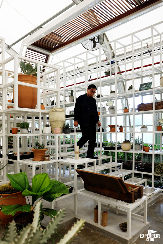 SAMA Garden (สมาการ์เด้น) พื้นที่สีเขียวในร่มอาคารของ BITEC BURI (ไบเทคบุรี) ที่ออกแบบให้เป็นมุมหลบลี้ของผู้ที่โหยหาธรรมชาติกลางเมืองใหญ่ เหมาะกับผู้ที่ขับรถผ่านย่านบางนาแล้วอยากหาที่จอดคุยกับความสงบซึ่งไม่อาจพบได้บนท้องถนน หรือผู้ที่อยากหนีเจ้านายมานั่งปรับทุกข์กับเพื่อนร่วมงานจิบกาแฟพักผ่อนสมองสัก 2-3 ชั่วโมง แล้วกลับไปลุยงานใหม่ ไม่ว่าจะเหตุผลไหน ที่นี่ก็เหมาะ