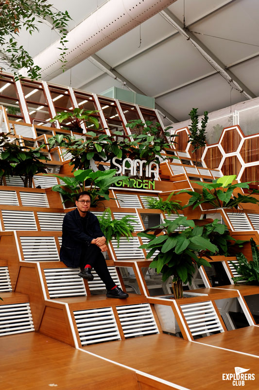 SAMA Garden (สมาการ์เด้น) พื้นที่สีเขียวในร่มอาคารของ BITEC BURI (ไบเทคบุรี) ที่ออกแบบให้เป็นมุมหลบลี้ของผู้ที่โหยหาธรรมชาติกลางเมืองใหญ่ เหมาะกับผู้ที่ขับรถผ่านย่านบางนาแล้วอยากหาที่จอดคุยกับความสงบซึ่งไม่อาจพบได้บนท้องถนน หรือผู้ที่อยากหนีเจ้านายมานั่งปรับทุกข์กับเพื่อนร่วมงานจิบกาแฟพักผ่อนสมองสัก 2-3 ชั่วโมง แล้วกลับไปลุยงานใหม่ ไม่ว่าจะเหตุผลไหน ที่นี่ก็เหมาะ