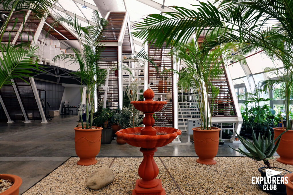 SAMA Garden (สมาการ์เด้น) พื้นที่สีเขียวในร่มอาคารของ BITEC BURI (ไบเทคบุรี) ที่ออกแบบให้เป็นมุมหลบลี้ของผู้ที่โหยหาธรรมชาติกลางเมืองใหญ่ เหมาะกับผู้ที่ขับรถผ่านย่านบางนาแล้วอยากหาที่จอดคุยกับความสงบซึ่งไม่อาจพบได้บนท้องถนน หรือผู้ที่อยากหนีเจ้านายมานั่งปรับทุกข์กับเพื่อนร่วมงานจิบกาแฟพักผ่อนสมองสัก 2-3 ชั่วโมง แล้วกลับไปลุยงานใหม่ ไม่ว่าจะเหตุผลไหน ที่นี่ก็เหมาะ