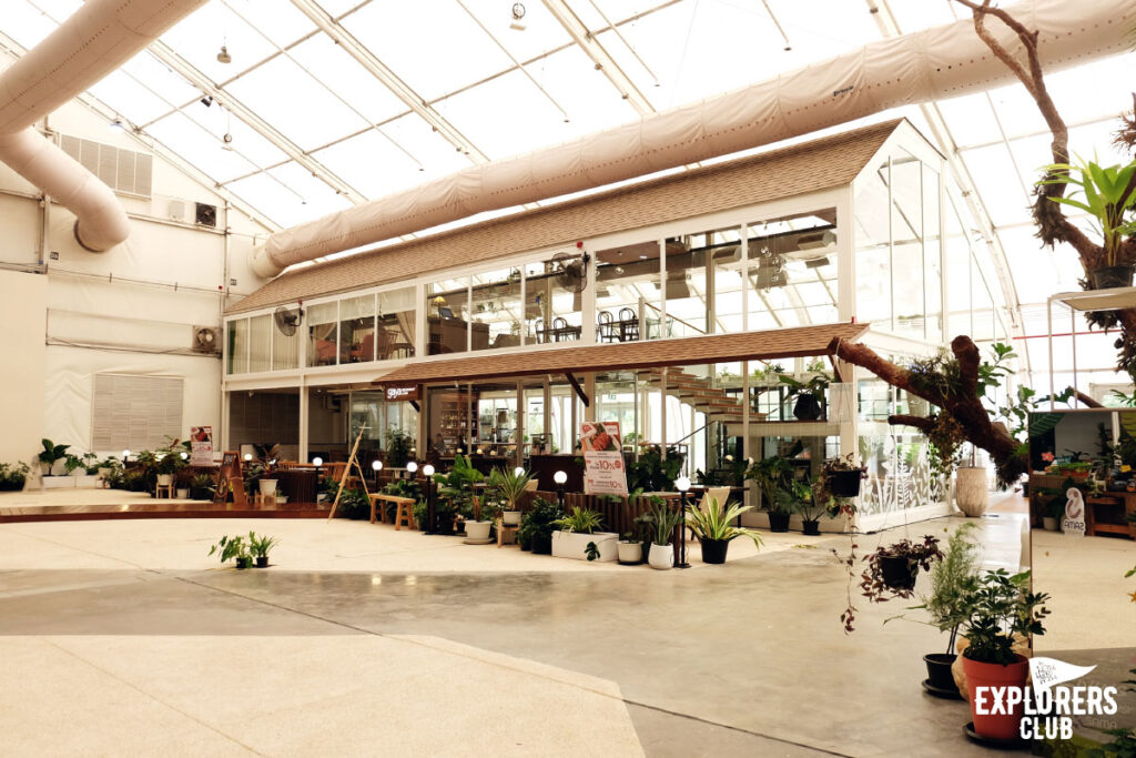 SAMA Garden (สมาการ์เด้น) พื้นที่สีเขียวในร่มอาคารของ BITEC BURI (ไบเทคบุรี) ที่ออกแบบให้เป็นมุมหลบลี้ของผู้ที่โหยหาธรรมชาติกลางเมืองใหญ่ เหมาะกับผู้ที่ขับรถผ่านย่านบางนาแล้วอยากหาที่จอดคุยกับความสงบซึ่งไม่อาจพบได้บนท้องถนน หรือผู้ที่อยากหนีเจ้านายมานั่งปรับทุกข์กับเพื่อนร่วมงานจิบกาแฟพักผ่อนสมองสัก 2-3 ชั่วโมง แล้วกลับไปลุยงานใหม่ ไม่ว่าจะเหตุผลไหน ที่นี่ก็เหมาะ