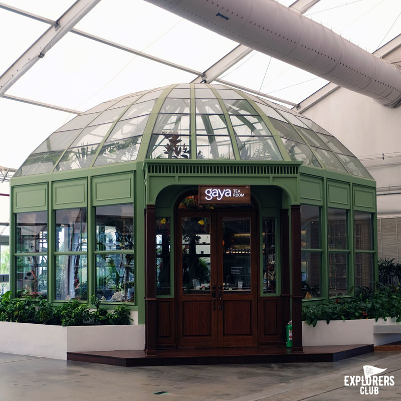 SAMA Garden (สมาการ์เด้น) พื้นที่สีเขียวในร่มอาคารของ BITEC BURI (ไบเทคบุรี) ที่ออกแบบให้เป็นมุมหลบลี้ของผู้ที่โหยหาธรรมชาติกลางเมืองใหญ่ เหมาะกับผู้ที่ขับรถผ่านย่านบางนาแล้วอยากหาที่จอดคุยกับความสงบซึ่งไม่อาจพบได้บนท้องถนน หรือผู้ที่อยากหนีเจ้านายมานั่งปรับทุกข์กับเพื่อนร่วมงานจิบกาแฟพักผ่อนสมองสัก 2-3 ชั่วโมง แล้วกลับไปลุยงานใหม่ ไม่ว่าจะเหตุผลไหน ที่นี่ก็เหมาะ