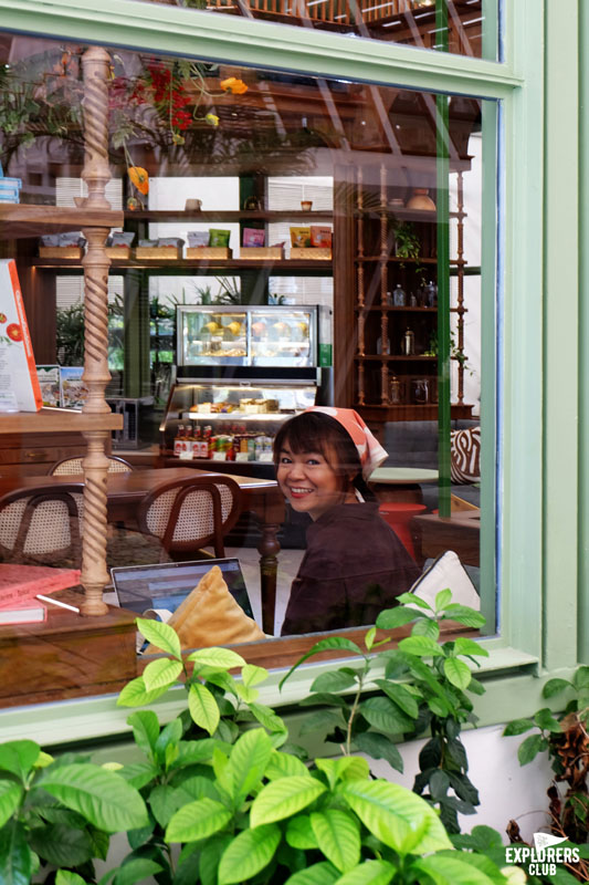 SAMA Garden (สมาการ์เด้น) พื้นที่สีเขียวในร่มอาคารของ BITEC BURI (ไบเทคบุรี) ที่ออกแบบให้เป็นมุมหลบลี้ของผู้ที่โหยหาธรรมชาติกลางเมืองใหญ่ เหมาะกับผู้ที่ขับรถผ่านย่านบางนาแล้วอยากหาที่จอดคุยกับความสงบซึ่งไม่อาจพบได้บนท้องถนน หรือผู้ที่อยากหนีเจ้านายมานั่งปรับทุกข์กับเพื่อนร่วมงานจิบกาแฟพักผ่อนสมองสัก 2-3 ชั่วโมง แล้วกลับไปลุยงานใหม่ ไม่ว่าจะเหตุผลไหน ที่นี่ก็เหมาะ