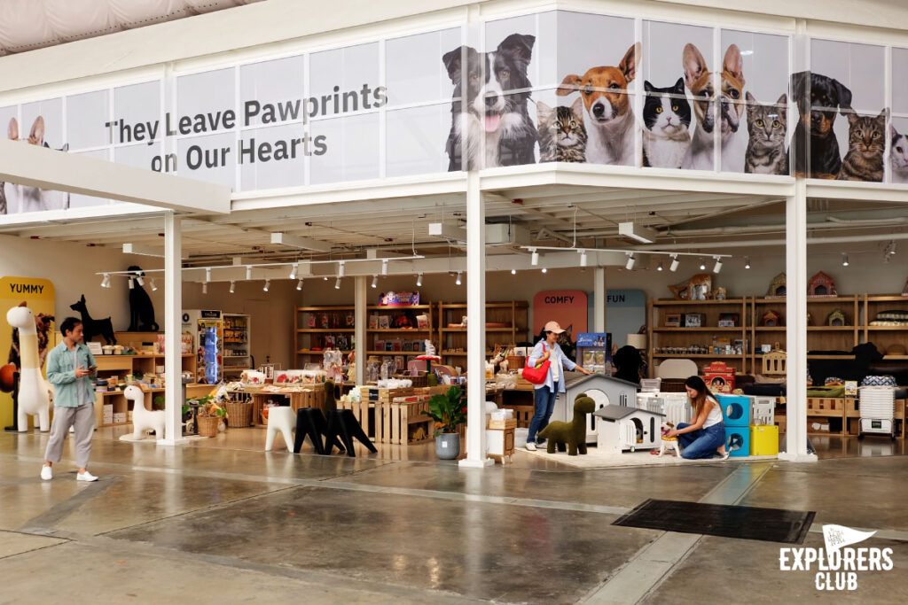 SAMA Garden (สมาการ์เด้น) พื้นที่สีเขียวในร่มอาคารของ BITEC BURI (ไบเทคบุรี) ที่ออกแบบให้เป็นมุมหลบลี้ของผู้ที่โหยหาธรรมชาติกลางเมืองใหญ่ เหมาะกับผู้ที่ขับรถผ่านย่านบางนาแล้วอยากหาที่จอดคุยกับความสงบซึ่งไม่อาจพบได้บนท้องถนน หรือผู้ที่อยากหนีเจ้านายมานั่งปรับทุกข์กับเพื่อนร่วมงานจิบกาแฟพักผ่อนสมองสัก 2-3 ชั่วโมง แล้วกลับไปลุยงานใหม่ ไม่ว่าจะเหตุผลไหน ที่นี่ก็เหมาะ