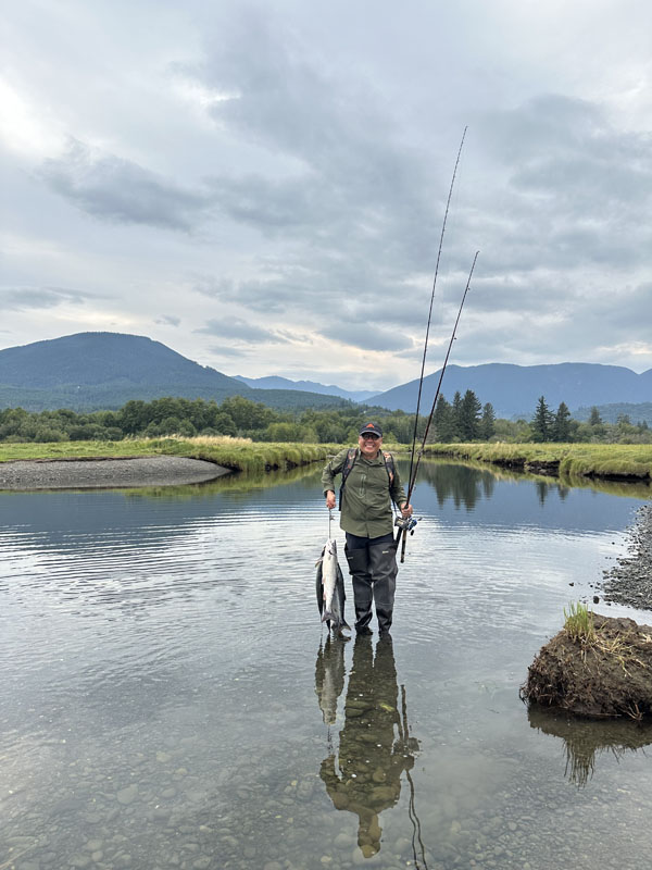 Pacific Northwest เป็นแหล่ง wild salmon ชั้นดี ซึ่งเมื่อเป็นปลาที่อยู่ตามธรรมชาติ ทั้งรสชาติ คุณภาพ คุณค่าทางอาหาร ย่อมดีกว่าปลาที่เลี้ยงในฟาร์ม แถมปราศจากการใช้ยาปฏิชีวนะและไม่ก่อให้เกิดมลภาวะในแหล่งน้ำด้วย ราคาตามท้องตลาดถึงได้สูงลิบลิ่ว เพราะเป็นที่ต้องการของเชฟตามร้านอาหารชั้นนำ นี่คือเรื่องราวส่วนหนึ่งในช่วงต้นของบทความที่เขียนโดย สวม-สุวิมล สงวนสัตย์ ในระหว่างการกลับไป Seattle ครั้งแรกในรอบ 20 ปี ซึ่งเธอมีภารกิจสำคัญ คือการไปตกปลาแซลมอนกับอังเคิลวัย 84 ปีอีกสักครั้งที่ปากแม่น้ำ Big Quilcene River หนึ่งในจุดตกปลาแซลม่อนที่ดีที่สุดบนคาบสมุทรโอลิมปิกในวอชิงตัน สหรัฐอมริกา ที่จำกัดโควต้าให้ตกปลาแซลม่อนได้ไม่เกิน 4 ตัวต่อคน ต่อวัน ในฤดูผสมพันธุ์ ซึ่งแซลมอนจะว่ายทวนน้ำกลับเข้ามายังลำธารหรือแม่น้ำที่พวกมันเกิดเสมอเพื่อวางไข่