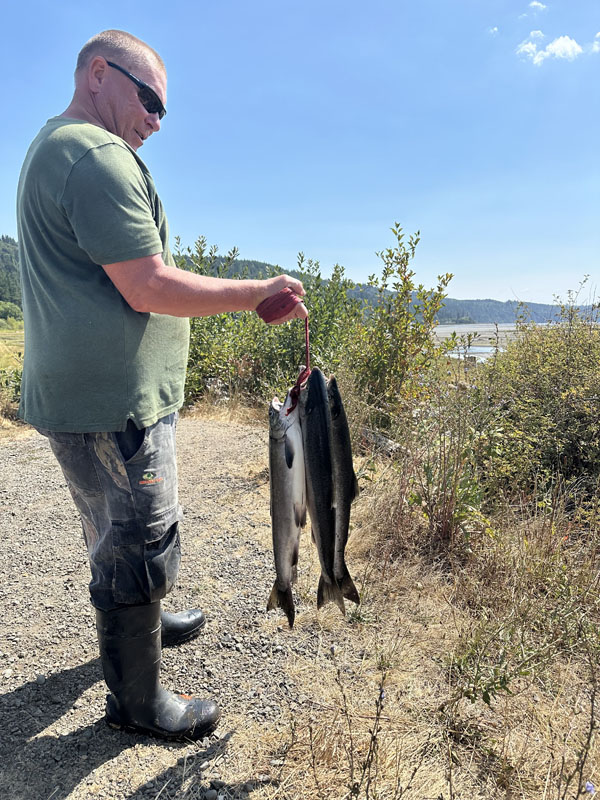 Pacific Northwest เป็นแหล่ง wild salmon ชั้นดี ซึ่งเมื่อเป็นปลาที่อยู่ตามธรรมชาติ ทั้งรสชาติ คุณภาพ คุณค่าทางอาหาร ย่อมดีกว่าปลาที่เลี้ยงในฟาร์ม แถมปราศจากการใช้ยาปฏิชีวนะและไม่ก่อให้เกิดมลภาวะในแหล่งน้ำด้วย ราคาตามท้องตลาดถึงได้สูงลิบลิ่ว เพราะเป็นที่ต้องการของเชฟตามร้านอาหารชั้นนำ นี่คือเรื่องราวส่วนหนึ่งในช่วงต้นของบทความที่เขียนโดย สวม-สุวิมล สงวนสัตย์ ในระหว่างการกลับไป Seattle ครั้งแรกในรอบ 20 ปี ซึ่งเธอมีภารกิจสำคัญ คือการไปตกปลาแซลมอนกับอังเคิลวัย 84 ปีอีกสักครั้งที่ปากแม่น้ำ Big Quilcene River หนึ่งในจุดตกปลาแซลม่อนที่ดีที่สุดบนคาบสมุทรโอลิมปิกในวอชิงตัน สหรัฐอมริกา ที่จำกัดโควต้าให้ตกปลาแซลม่อนได้ไม่เกิน 4 ตัวต่อคน ต่อวัน ในฤดูผสมพันธุ์ ซึ่งแซลมอนจะว่ายทวนน้ำกลับเข้ามายังลำธารหรือแม่น้ำที่พวกมันเกิดเสมอเพื่อวางไข่