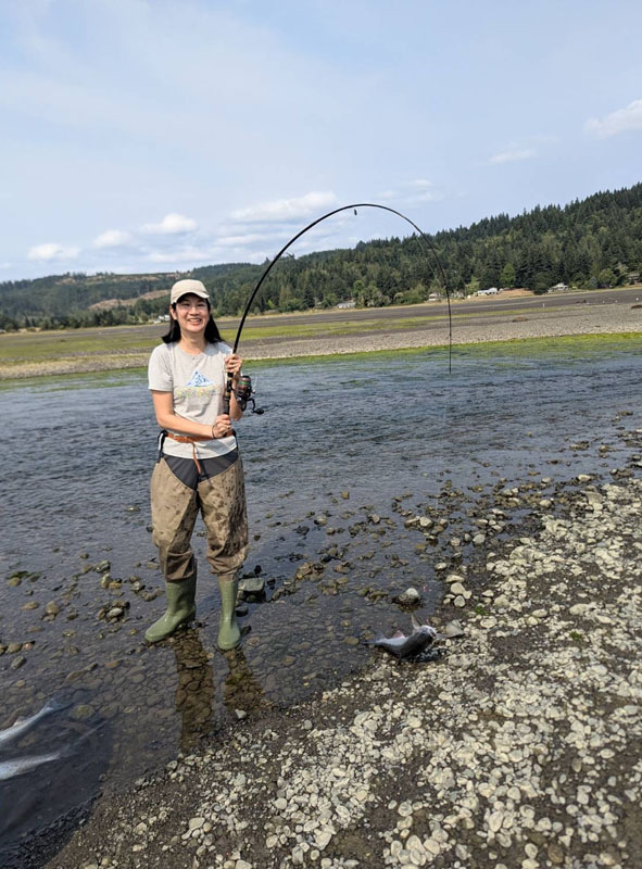 Pacific Northwest เป็นแหล่ง wild salmon ชั้นดี ซึ่งเมื่อเป็นปลาที่อยู่ตามธรรมชาติ ทั้งรสชาติ คุณภาพ คุณค่าทางอาหาร ย่อมดีกว่าปลาที่เลี้ยงในฟาร์ม แถมปราศจากการใช้ยาปฏิชีวนะและไม่ก่อให้เกิดมลภาวะในแหล่งน้ำด้วย ราคาตามท้องตลาดถึงได้สูงลิบลิ่ว เพราะเป็นที่ต้องการของเชฟตามร้านอาหารชั้นนำ นี่คือเรื่องราวส่วนหนึ่งในช่วงต้นของบทความที่เขียนโดย สวม-สุวิมล สงวนสัตย์ ในระหว่างการกลับไป Seattle ครั้งแรกในรอบ 20 ปี ซึ่งเธอมีภารกิจสำคัญ คือการไปตกปลาแซลมอนกับอังเคิลวัย 84 ปีอีกสักครั้งที่ปากแม่น้ำ Big Quilcene River หนึ่งในจุดตกปลาแซลม่อนที่ดีที่สุดบนคาบสมุทรโอลิมปิกในวอชิงตัน สหรัฐอมริกา ที่จำกัดโควต้าให้ตกปลาแซลม่อนได้ไม่เกิน 4 ตัวต่อคน ต่อวัน ในฤดูผสมพันธุ์ ซึ่งแซลมอนจะว่ายทวนน้ำกลับเข้ามายังลำธารหรือแม่น้ำที่พวกมันเกิดเสมอเพื่อวางไข่