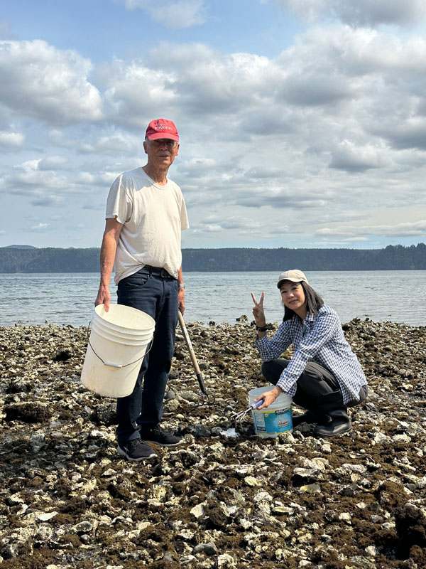 Pacific Northwest เป็นแหล่ง wild salmon ชั้นดี ซึ่งเมื่อเป็นปลาที่อยู่ตามธรรมชาติ ทั้งรสชาติ คุณภาพ คุณค่าทางอาหาร ย่อมดีกว่าปลาที่เลี้ยงในฟาร์ม แถมปราศจากการใช้ยาปฏิชีวนะและไม่ก่อให้เกิดมลภาวะในแหล่งน้ำด้วย ราคาตามท้องตลาดถึงได้สูงลิบลิ่ว เพราะเป็นที่ต้องการของเชฟตามร้านอาหารชั้นนำ นี่คือเรื่องราวส่วนหนึ่งในช่วงต้นของบทความที่เขียนโดย สวม-สุวิมล สงวนสัตย์ ในระหว่างการกลับไป Seattle ครั้งแรกในรอบ 20 ปี ซึ่งเธอมีภารกิจสำคัญ คือการไปตกปลาแซลมอนกับอังเคิลวัย 84 ปีอีกสักครั้งที่ปากแม่น้ำ Big Quilcene River หนึ่งในจุดตกปลาแซลม่อนที่ดีที่สุดบนคาบสมุทรโอลิมปิกในวอชิงตัน สหรัฐอมริกา ที่จำกัดโควต้าให้ตกปลาแซลม่อนได้ไม่เกิน 4 ตัวต่อคน ต่อวัน ในฤดูผสมพันธุ์ ซึ่งแซลมอนจะว่ายทวนน้ำกลับเข้ามายังลำธารหรือแม่น้ำที่พวกมันเกิดเสมอเพื่อวางไข่