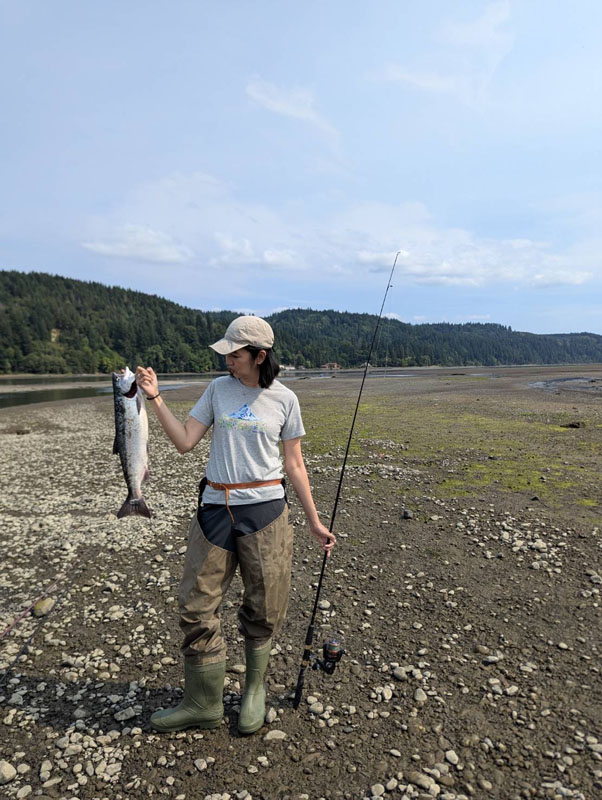 หลานรักกับผลงานแซลมอนตัวแรกในชีวิต