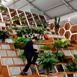 SAMA Garden (สมาการ์เด้น) พื้นที่สีเขียวในร่มอาคารของ BITEC BURI (ไบเทคบุรี) ที่ออกแบบให้เป็นมุมหลบลี้ของผู้ที่โหยหาธรรมชาติกลางเมืองใหญ่ เหมาะกับผู้ที่ขับรถผ่านย่านบางนาแล้วอยากหาที่จอดคุยกับความสงบซึ่งไม่อาจพบได้บนท้องถนน หรือผู้ที่อยากหนีเจ้านายมานั่งปรับทุกข์กับเพื่อนร่วมงานจิบกาแฟพักผ่อนสมองสัก 2-3 ชั่วโมง แล้วกลับไปลุยงานใหม่ ไม่ว่าจะเหตุผลไหน ที่นี่ก็เหมาะ