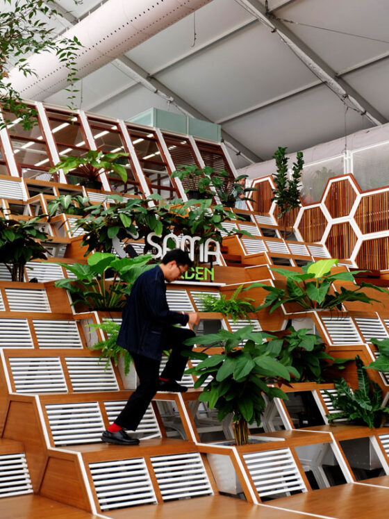 SAMA Garden (สมาการ์เด้น) พื้นที่สีเขียวในร่มอาคารของ BITEC BURI (ไบเทคบุรี) ที่ออกแบบให้เป็นมุมหลบลี้ของผู้ที่โหยหาธรรมชาติกลางเมืองใหญ่ เหมาะกับผู้ที่ขับรถผ่านย่านบางนาแล้วอยากหาที่จอดคุยกับความสงบซึ่งไม่อาจพบได้บนท้องถนน หรือผู้ที่อยากหนีเจ้านายมานั่งปรับทุกข์กับเพื่อนร่วมงานจิบกาแฟพักผ่อนสมองสัก 2-3 ชั่วโมง แล้วกลับไปลุยงานใหม่ ไม่ว่าจะเหตุผลไหน ที่นี่ก็เหมาะ