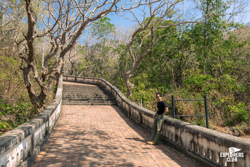 ที่เที่ยวเพชรบุรี ถ้ำเขาหลวง ก๋วยเตี๋ยวเนื้อเจ้นก ข้าวแช่แม่อร ตลาดริมน้ำเพชรบุรี Street Art ชุมชนซอยตลาดริมน้ำ พูนสุขคาเฟ่ อุทยานประวัติศาสตร์พระนครคีรี (เขาวัง)