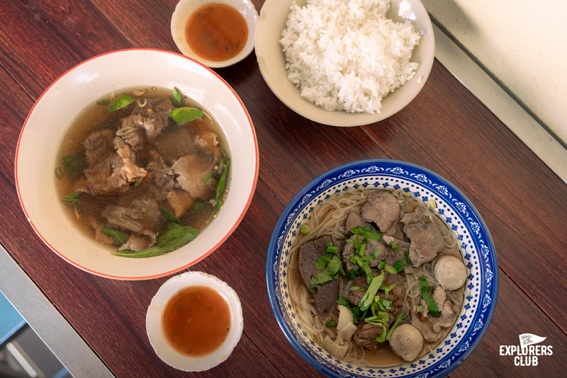 ที่เที่ยวเพชรบุรี ถ้ำเขาหลวง ก๋วยเตี๋ยวเนื้อเจ้นก ข้าวแช่แม่อร ตลาดริมน้ำเพชรบุรี Street Art ชุมชนซอยตลาดริมน้ำ พูนสุขคาเฟ่ อุทยานประวัติศาสตร์พระนครคีรี (เขาวัง)