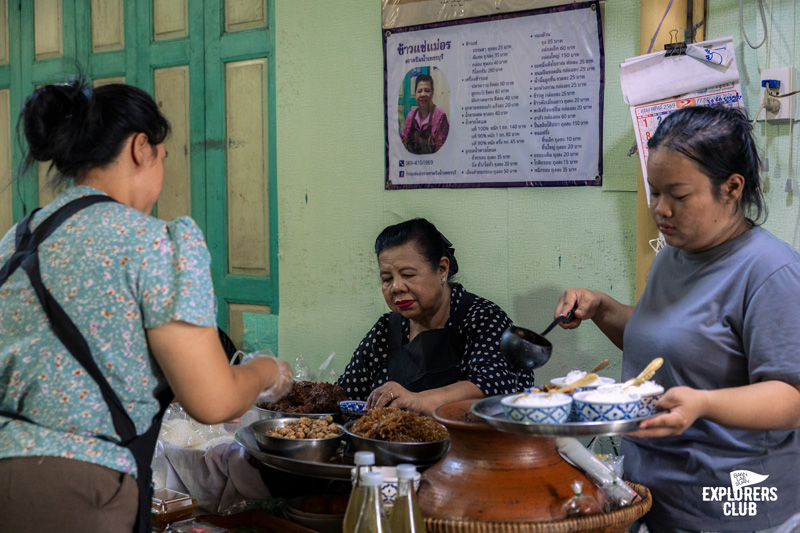 ที่เที่ยวเพชรบุรี ถ้ำเขาหลวง ก๋วยเตี๋ยวเนื้อเจ้นก ข้าวแช่แม่อร ตลาดริมน้ำเพชรบุรี Street Art ชุมชนซอยตลาดริมน้ำ พูนสุขคาเฟ่ อุทยานประวัติศาสตร์พระนครคีรี (เขาวัง)